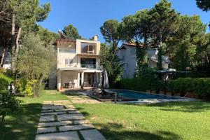 Beachfront Villa with Private Pool by Monika Experiences photo 1